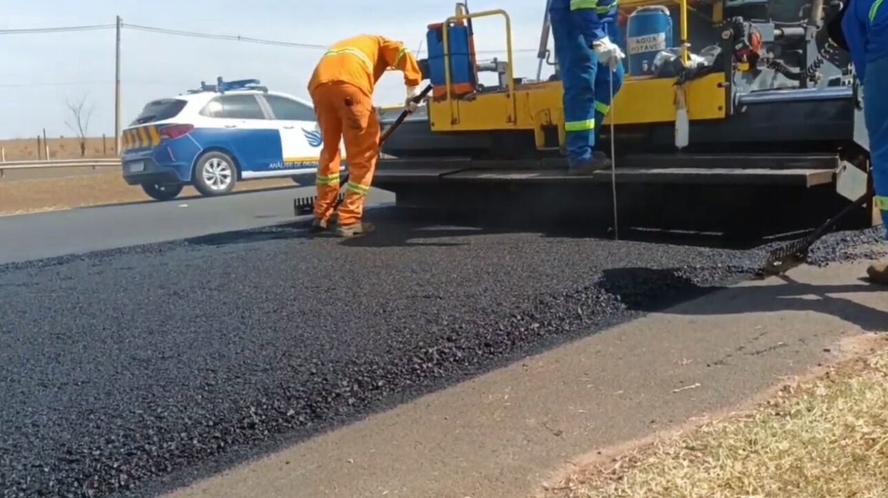 Rodovia paulista testa asfalto com plástico reciclado e surpreende por durabilidade, economia e impacto ambiental positivo no setor de infraestrutura. (Imagem/ reprodução Eixo SP)