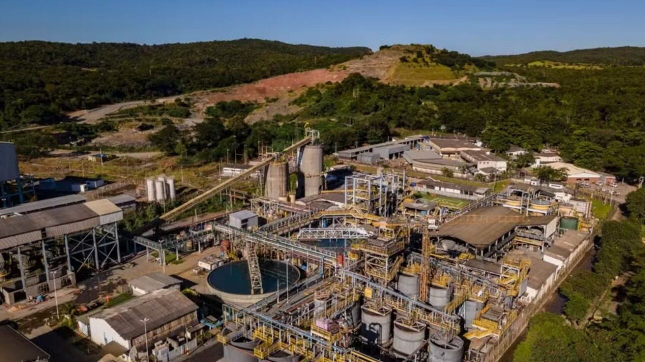 Multinacional compra maior mina de ouro de Goiás em acordo milionário; mercado e futuro de Crixás são impactados pela mudança de controle.