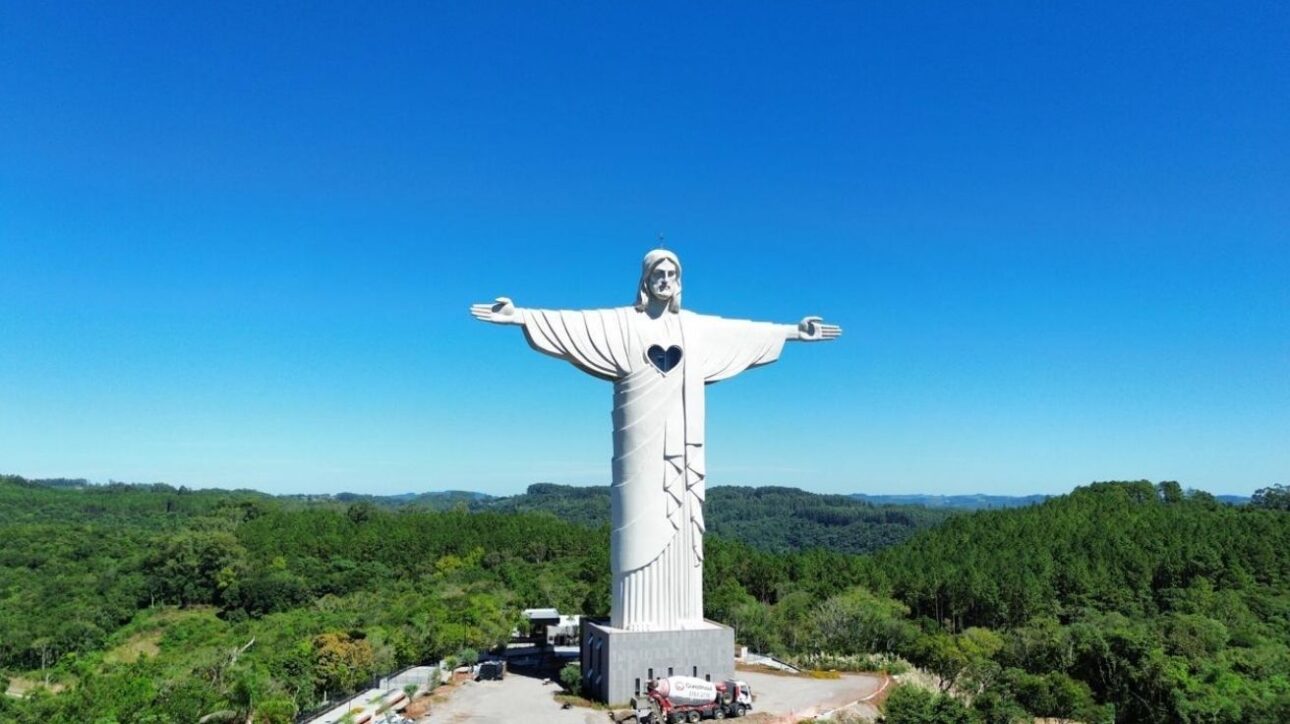 A estátua mais alta do Brasil está em uma cidade gaúcha e tem um mirante escondido no peito que atrai multidões e movimenta a economia local.