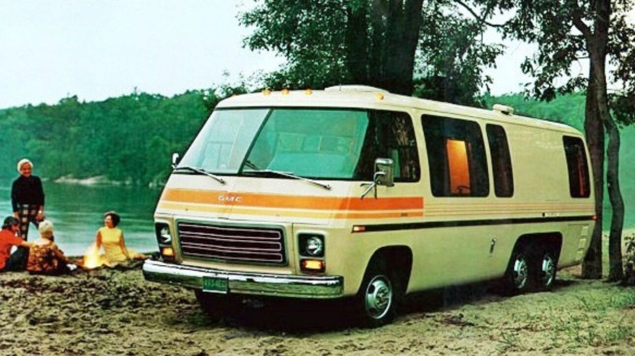 Motorhome da GM dos anos 70 ainda roda com motor V8 original e encanta fãs com conforto, história e visual futurista.