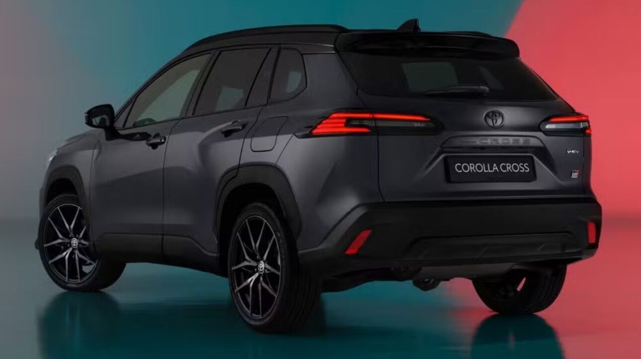 versão GR Sport do Toyota Corolla Cross que tem motorização híbrida e é vendido na Europa — Foto: Toyota/Divulgação