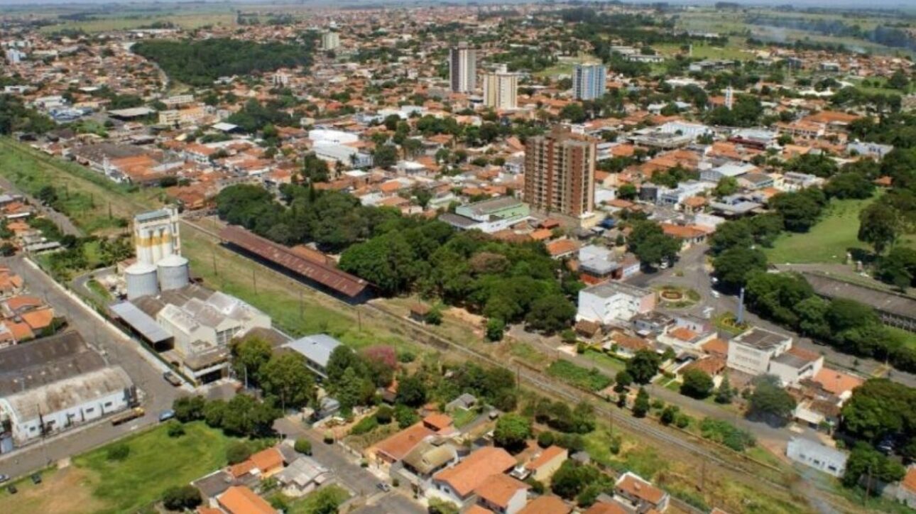 Cidade do interior de SP tem 15 árvores por morador e vira exemplo nacional de qualidade do ar, natureza urbana e educação ambiental.
