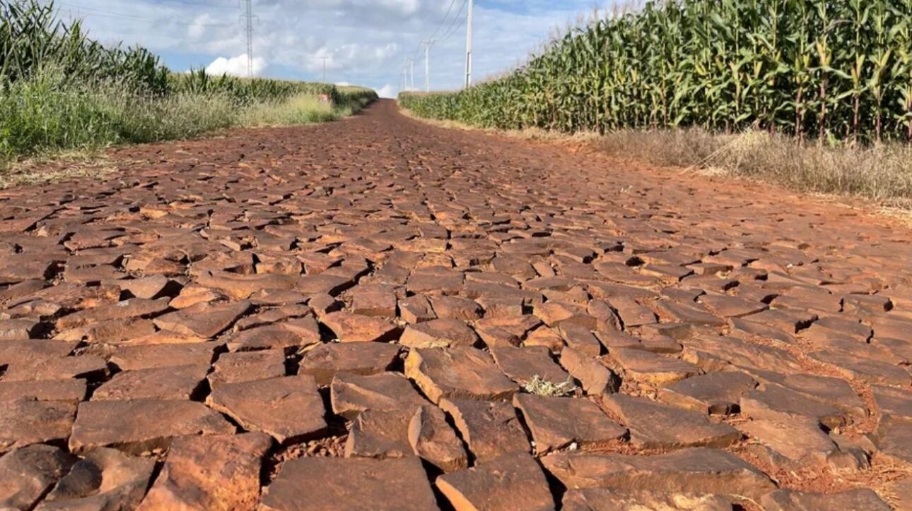 Trecho de Arapongas já recebeu pedra irregular na gestão de Sérgio Onofre e agora será asfaltado.  (Foto por Cindy Santos/tnonline)