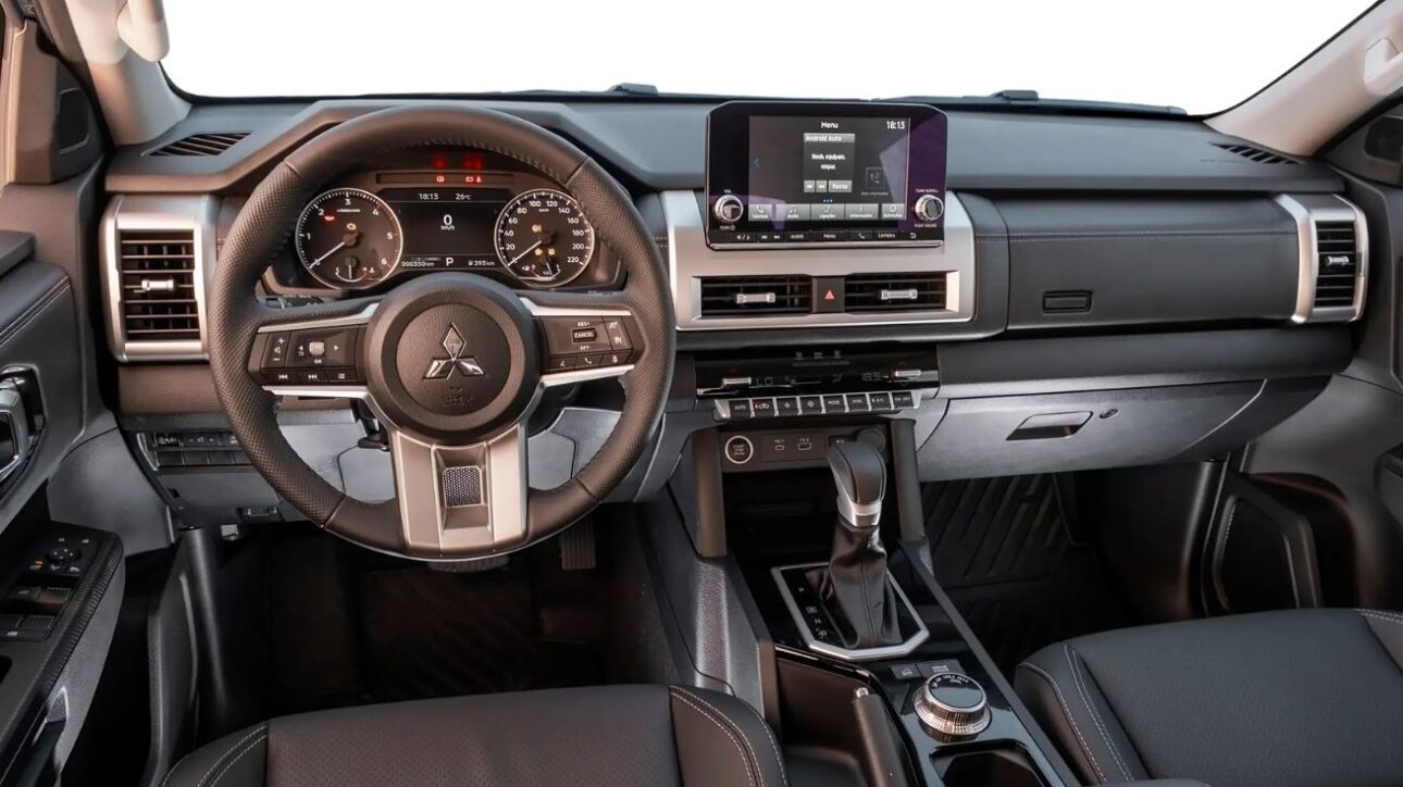 A Mitsubishi Triton é destaque entre as picapes médias em 2025, liderando em robustez, tecnologia e manutenção barata no mercado brasileiro.