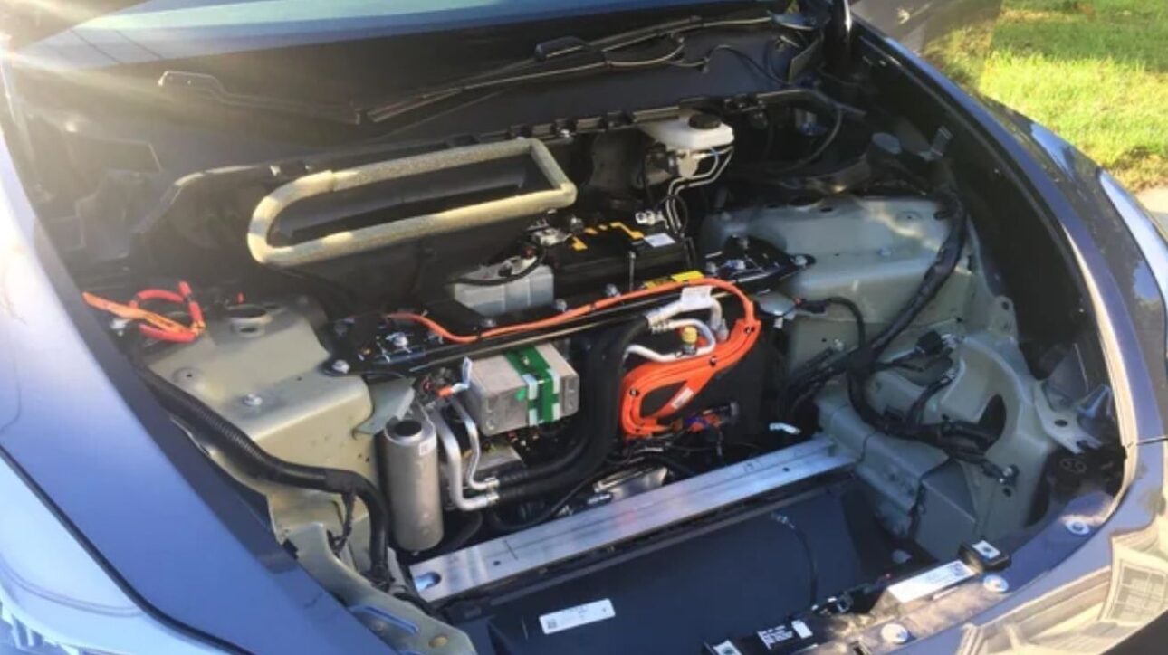 Capô de um Tesla Model Y (sob o porta-malas dianteiro)!