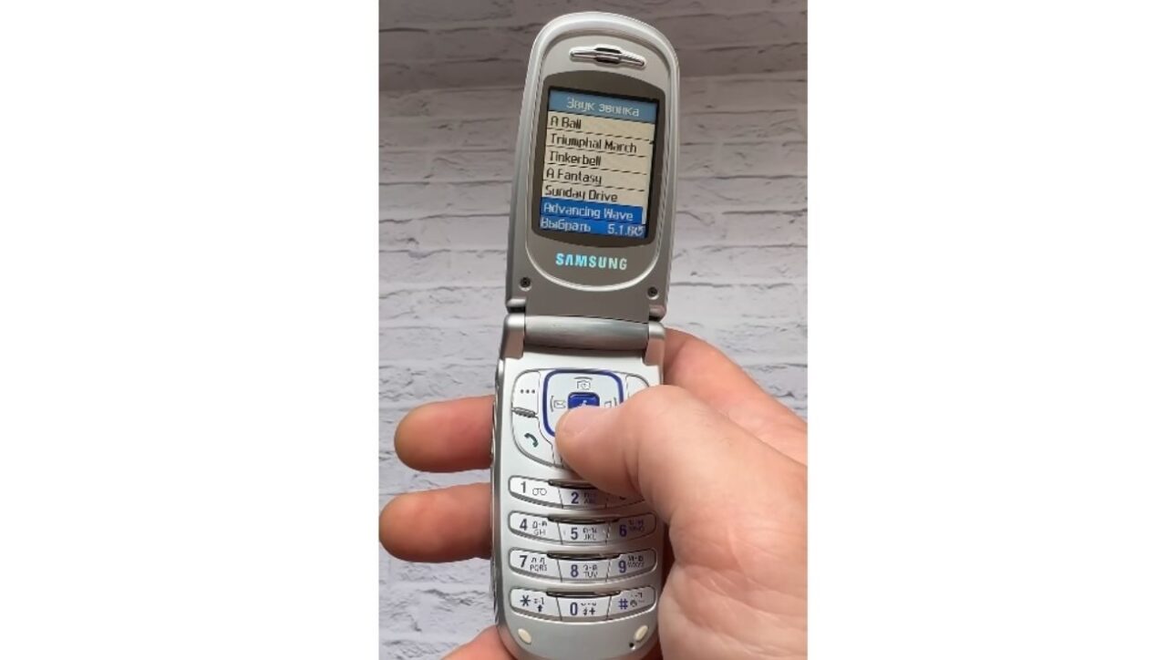 Em 2004, o Samsung P510 surpreendeu com um botão que abria o celular sozinho e virou obsessão nas lojas. Veja por que foi tão marcante.