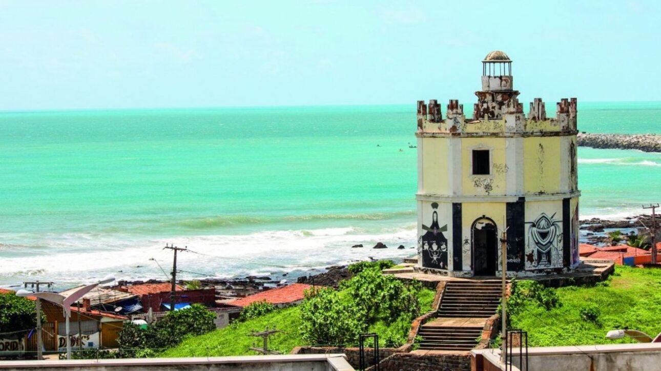 Farol isolado no litoral do Ceará. (Imagem: divulgação)