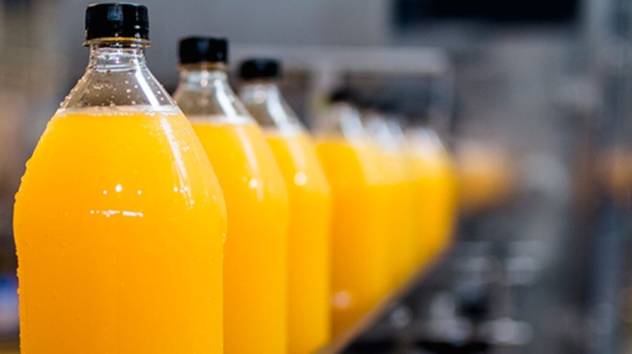Crise histórica ameaça o suco de laranja. Produção em queda, uso de aditivos e preços em alta mudam o sabor da bebida. Entenda agora.