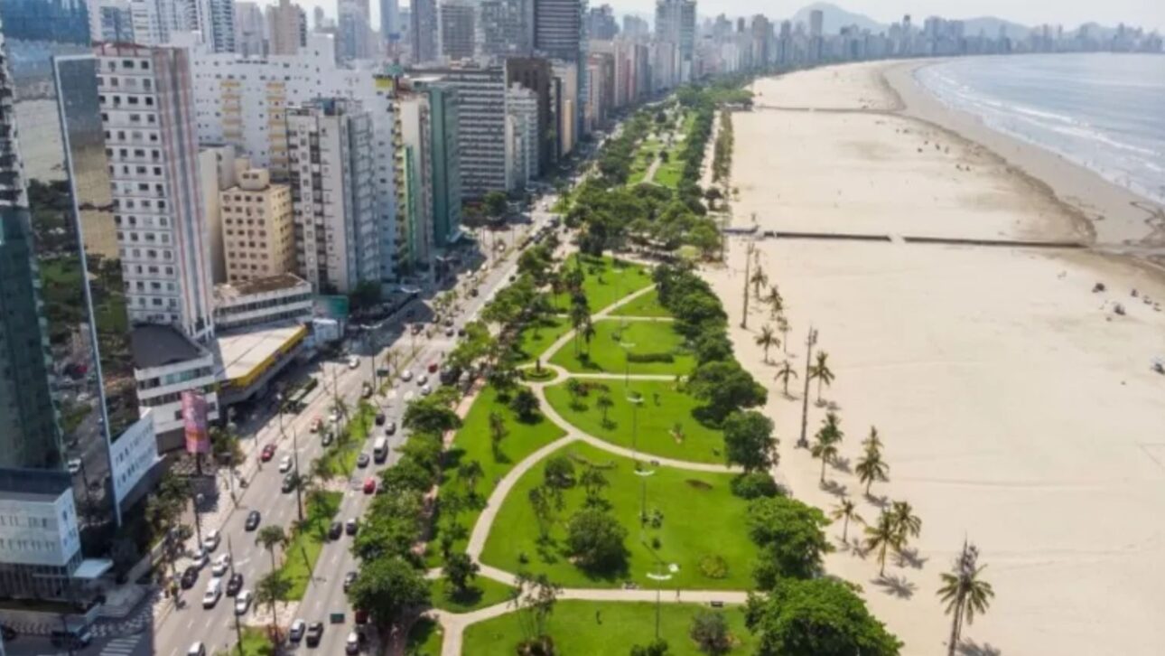 Conheça o maior jardim de praia do planeta em Santos: área verde recordista, paisagismo e 1.746 árvores em plena orla paulista. Descubra mais. (Imagem: arquivo/PMS)