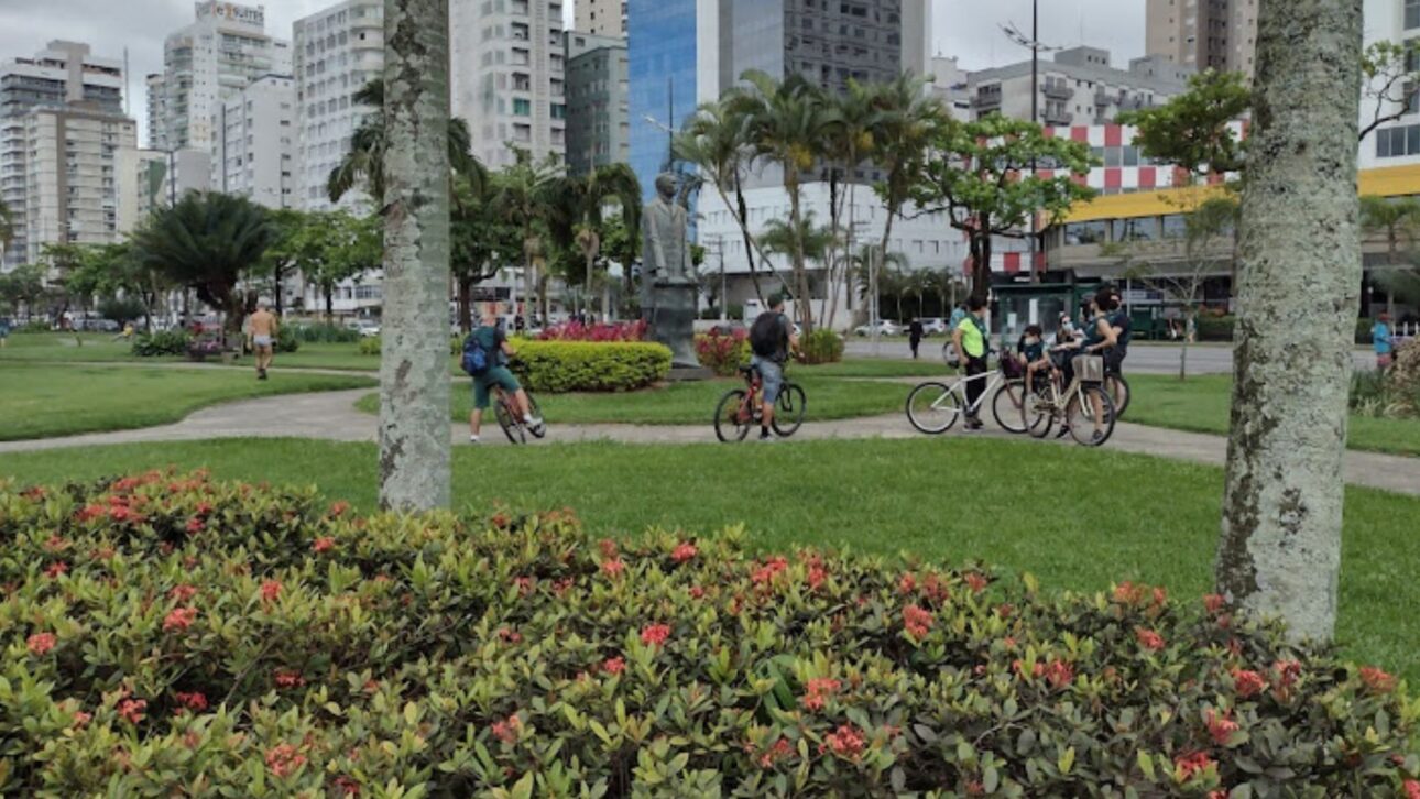 Conheça o maior jardim de praia do planeta em Santos: área verde recordista, paisagismo e 1.746 árvores em plena orla paulista. Descubra mais. (Imagem: arquivo/PMS)