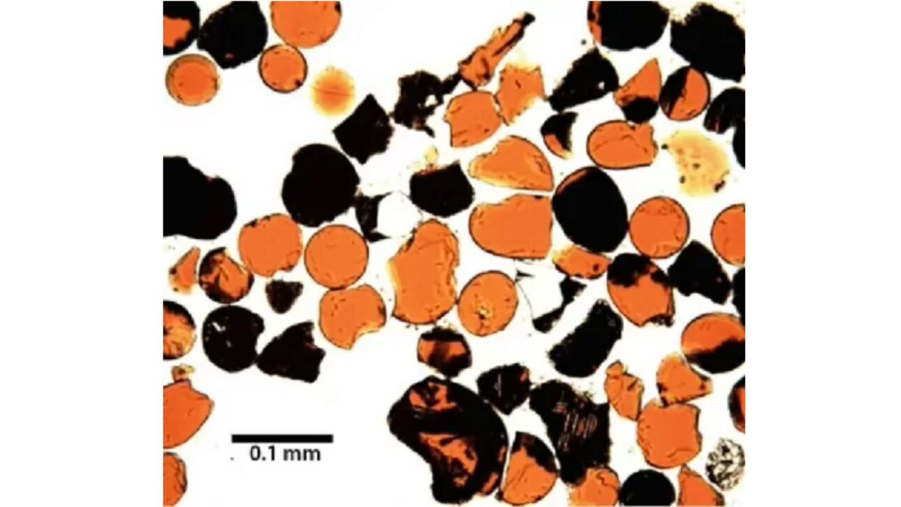 Contas de vidro lunares em imagem de microscópio feita por cientistas da Carnegie Institution of Washington e publicada na revista Science em 2011. (Imagem: Reprodução/Science)