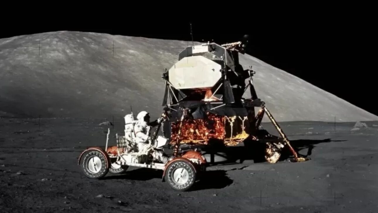 Mistério do vidro laranja encontrado na Lua pela Apollo 17 é revelado após 50 anos. Descubra a origem e a importância dessa descoberta científica. (Imagem: Divulgação/NASA)