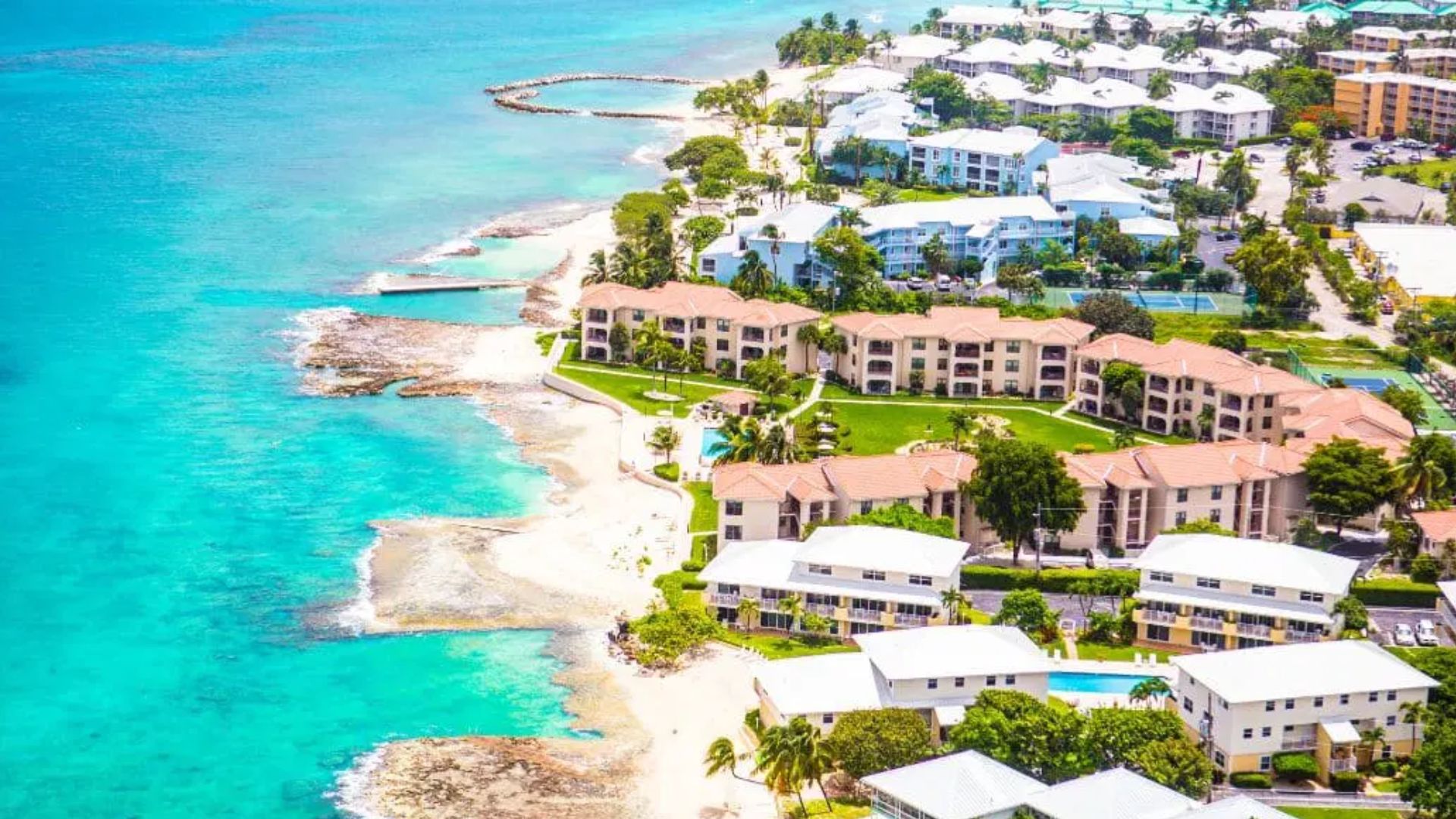 Imóveis de luxo nas Ilhas Cayman atingem preços recordes e esgotam estoque, impulsionados por ultrarricos em busca de isenção fiscal total.