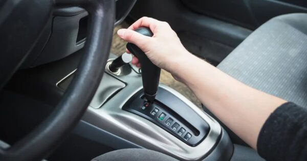 Errar na hora de desligar o carro automático pode sair caro. Veja o passo a passo correto e salve seu câmbio de prejuízos ocultos!