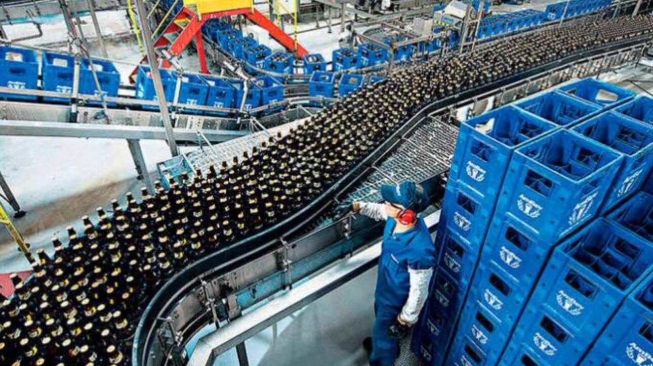 Ex-funcionário da Ambev processa empresa alegando que consumo diário de cerveja no trabalho causou alcoolismo; Justiça rejeita pedido por falta de provas.