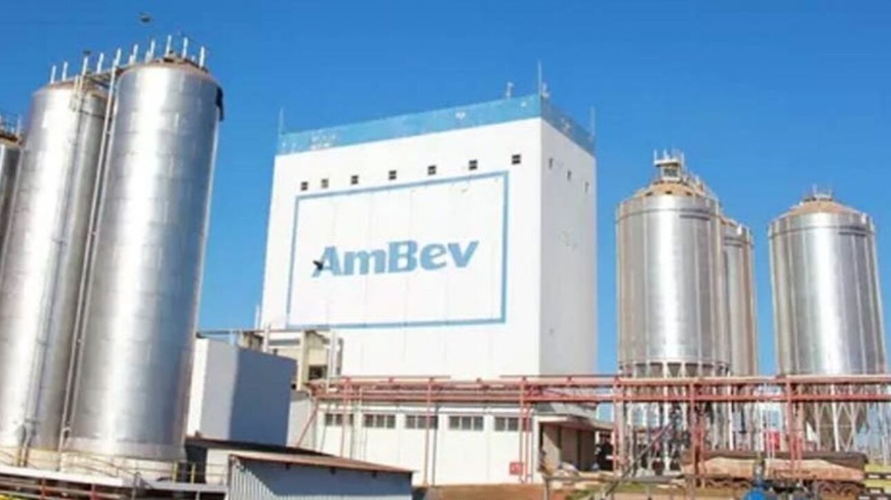 Ex-funcionário da Ambev processa empresa alegando que consumo diário de cerveja no trabalho causou alcoolismo; Justiça rejeita pedido por falta de provas.