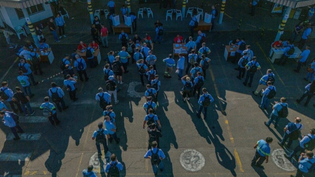 Trabalhadores da GM durante votação - Foto: Roosevelt Cássio