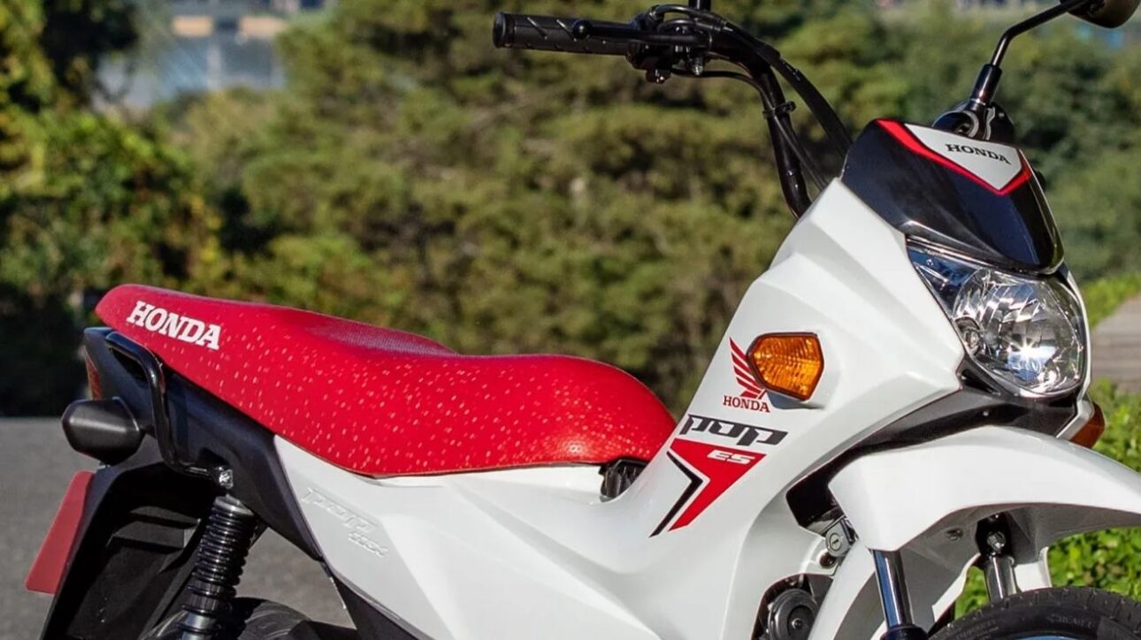 Honda Pop 110i ES 2025 surpreende com motor renovado, consumo de até 49 km/l e preço acessível, podendo desafiar a líder CG 160 no Brasil.