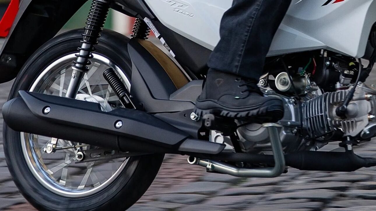 Honda Pop 110i ES 2025 surpreende com motor renovado, consumo de até 49 km/l e preço acessível, podendo desafiar a líder CG 160 no Brasil.