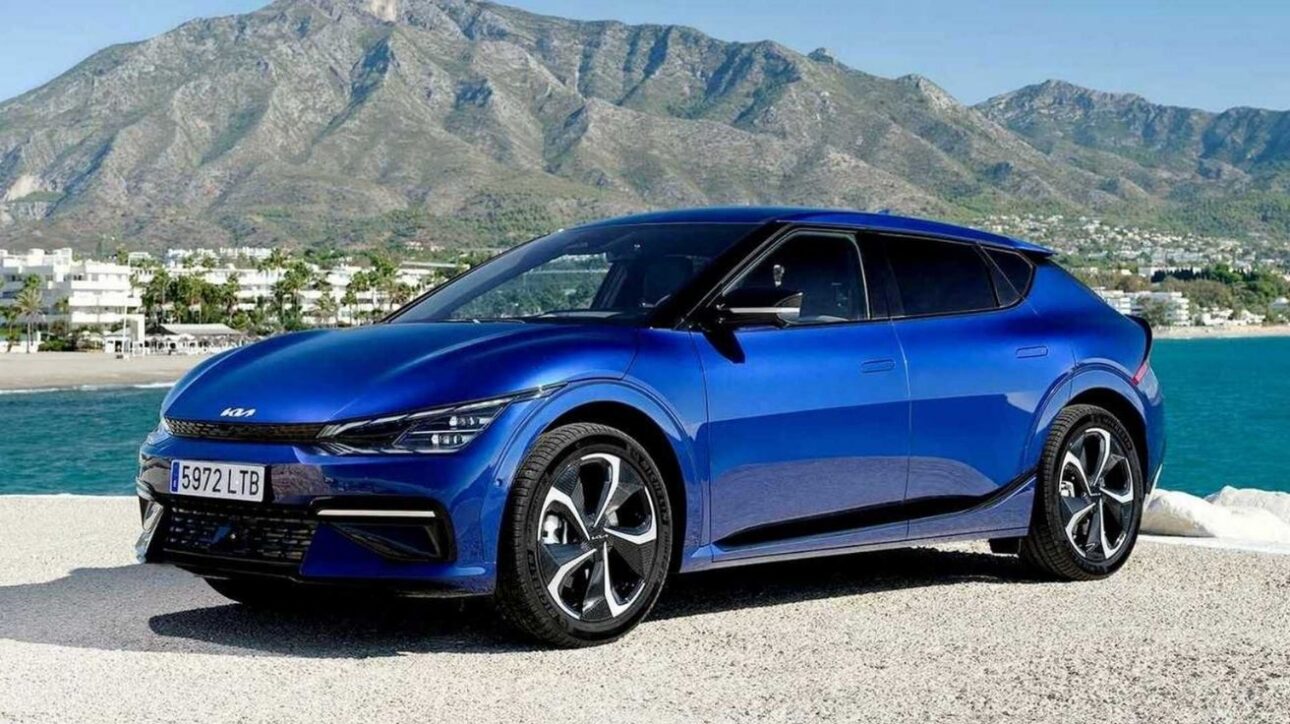 Carro elétrico Kia EV6 azul em destaque à beira-mar simboliza ascensão da marca nas vendas nos Estados Unidos em 2024