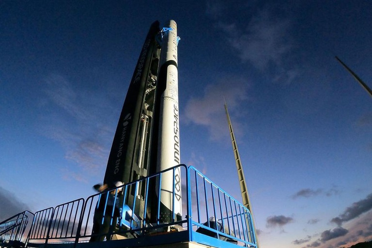 Foguete da Innospace pronto para lançamento ao entardecer