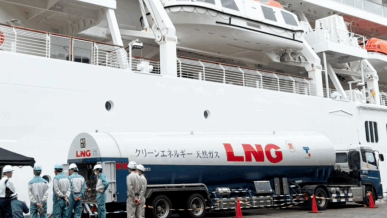 Maior navio de cruzeiro do Japão é abastecido com GNL em Yokohama