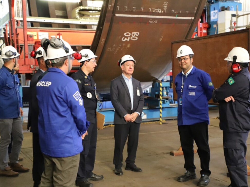 A Marinha do Brasil avança na construção do primeiro submarino nuclear nacional. Visita técnica à Nuclep destaca progresso do PROSUB, projeto estratégico para defesa e inovação.