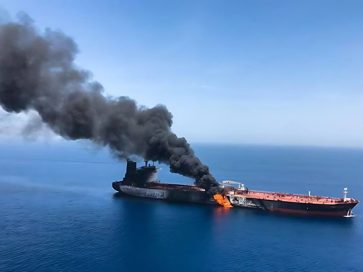 Dois navios petroleiros colidiram no Estreito de Ormuz, causando incêndio e aumentando o alerta em uma das rotas mais estratégicas do petróleo mundial. Saiba os detalhes do acidente e seus impactos.