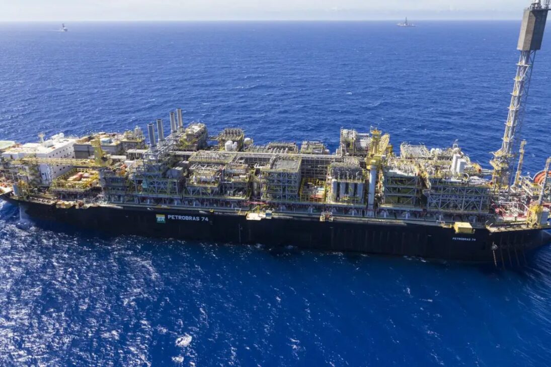 O FPSO Guanabara, a primeira plataforma definitiva de um dos campos mais promissores do Pré-Sal, que custou US$ 2 bilhões