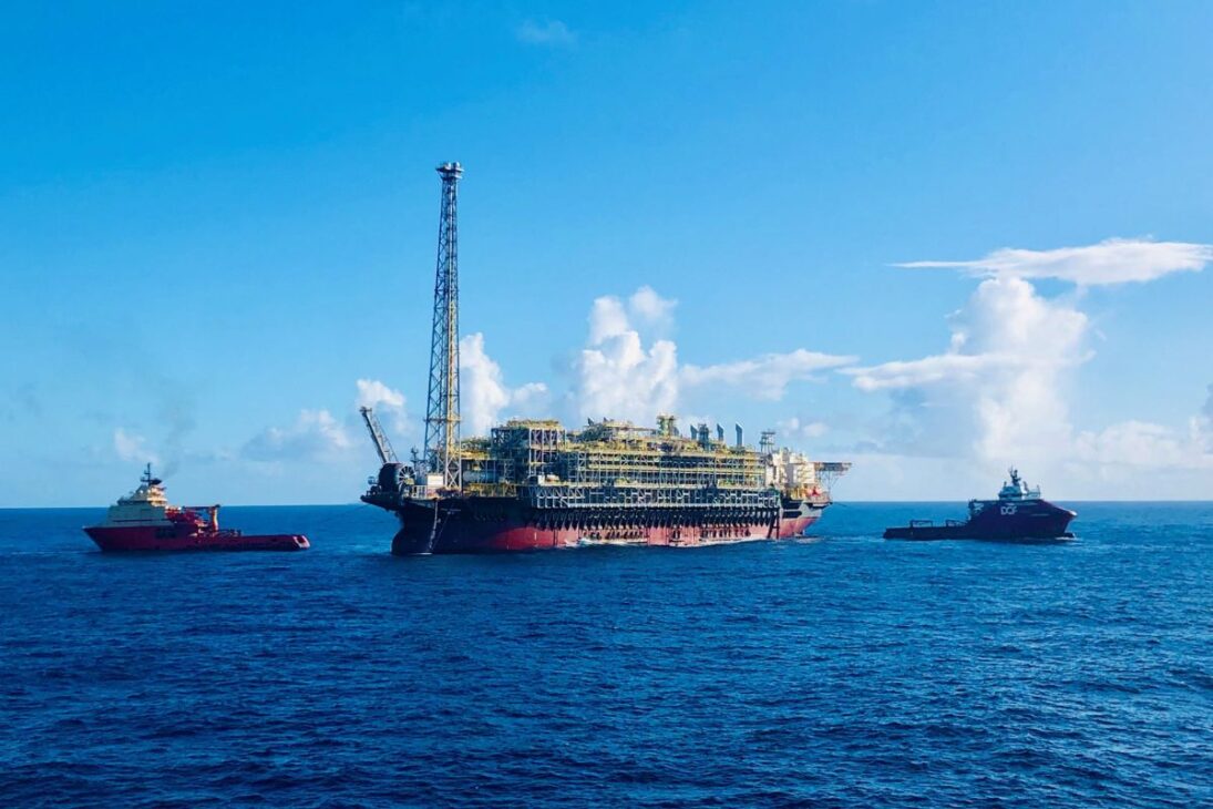 Até o início de 2025, cinco dessas unidades já estavam em operação (P-74, P-75, P-76, P-77 e Almirante Barroso). Em fevereiro de 2025, entrou em operação o FPSO Almirante Tamandaré, a maior unidade de produção do Brasil, com capacidade para 225.000 barris por dia. O plano estratégico da Petrobras prevê a instalação de mais seis FPSOs em Búzios até 2027, aumentando continuamente a capacidade de produção. O sucesso da operação também depende de tecnologias pioneiras, como o HISEP®, um sistema patenteado pela Petrobras para a separação e reinjeção de CO₂ no fundo do mar, que aumenta a eficiência e reduz a pegada de carbono.