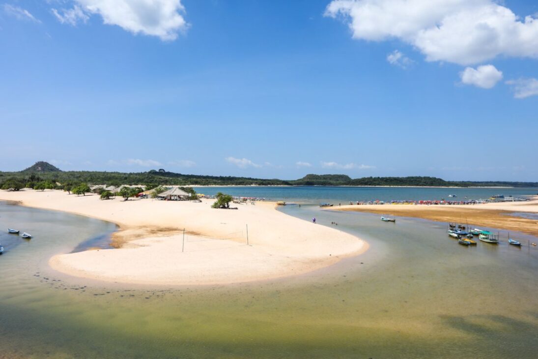 O caribe da Amazônia com suas areias brancas e águas doces e cristalinas do Rio Tapajós