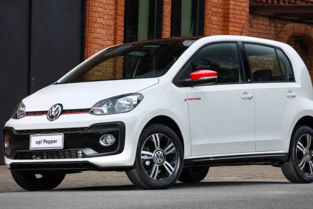 Esta é a história dupla de um carro que fracassou em vendas em sua missão original, mas que, em uma de suas versões, tornou-se um dos "foguetes de bolso" mais desejados do país. Do lançamento à sua consagração no mercado de usados.