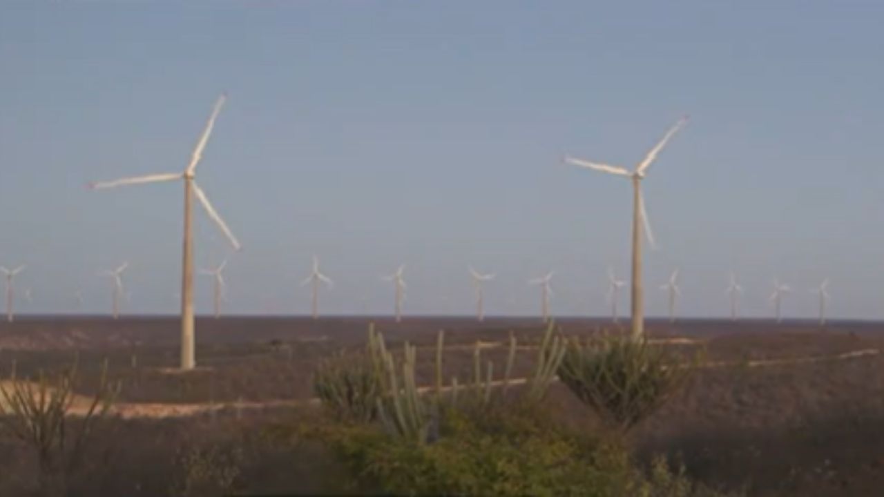 No sertão nordestino, os ventos fortes que antes simbolizavam a aridez hoje movimentam as turbinas da energia eólica, gerando desenvolvimento e um futuro mais sustentável para a região.
