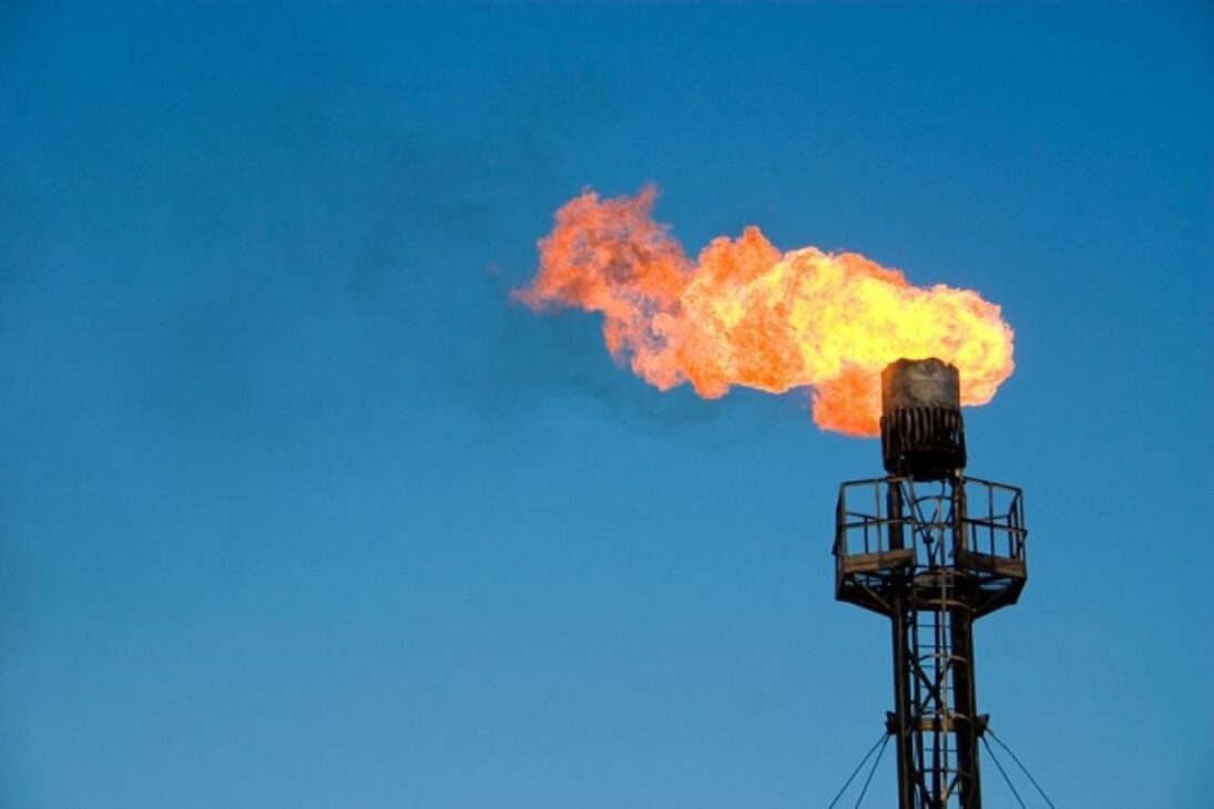 O fogo que nunca se apaga, a tocha do Flare de uma plataforma, um dispositivo de segurança que queima gás 24 horas por dia.
