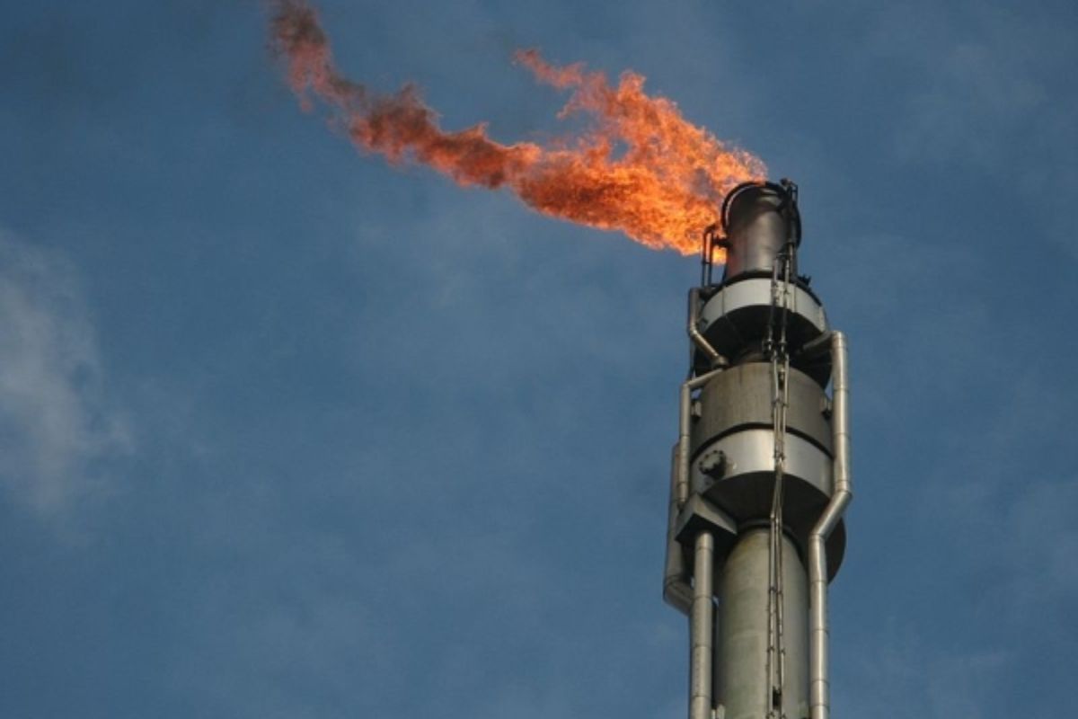 O fogo que nunca se apaga: os segredos da tocha do flare de uma plataforma