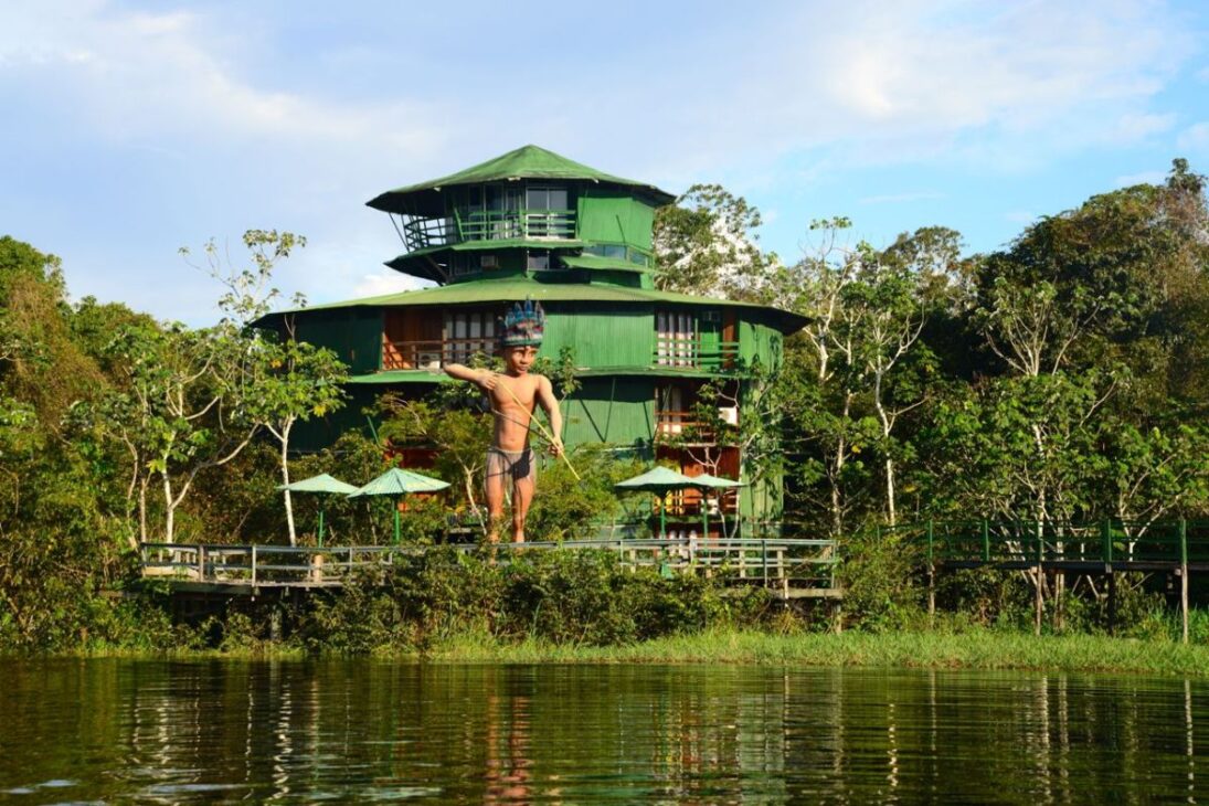O hotel de luxo abandonado no meio da Amazônia: o Ariaú Towers já hospedou bilionários e reis, e hoje está em ruínas