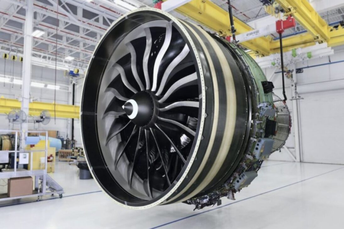 O maior avião bimotor do mundo, com asas dobráveis de 71 metros de envergadura para conseguir parar nos aeroportos