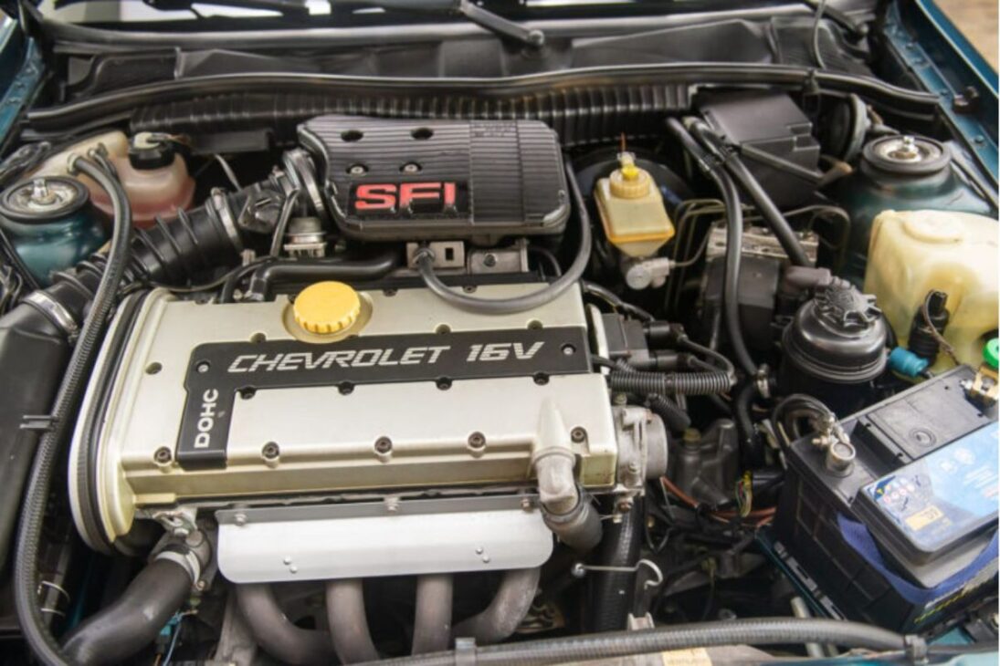 Nos anos 90, ter um carro com motor 16V era um símbolo de status e performance. Modelos como o Chevrolet Vectra GSI e o Volkswagen Gol GTI 16V eram sonhos de consumo, prometendo uma experiência de condução esportiva e tecnologicamente avançada. No entanto, por trás da potência, escondia-se um pesadelo mecânico que se tornou o terror de muitos proprietários.