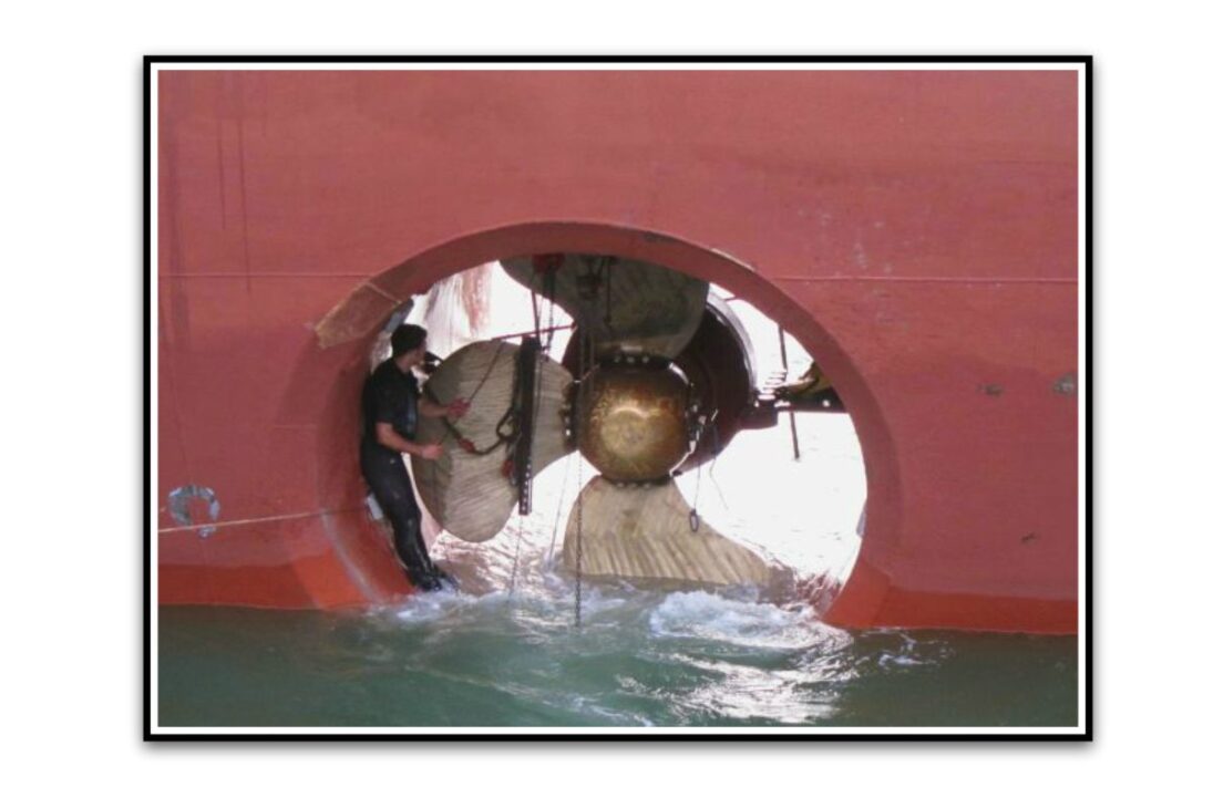 O motor de manobra de um navio é uma hélice que fica em um túnel na proa do navio para empurrá-lo lateralmente e encostar no cais sem rebocador