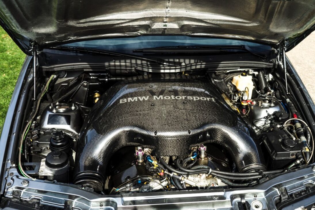 O motor do Deus dos Carros, o V12 aspirado de 6.1 litros do McLaren F1, que tinha um compartimento banhado a ouro para dissipar o calor