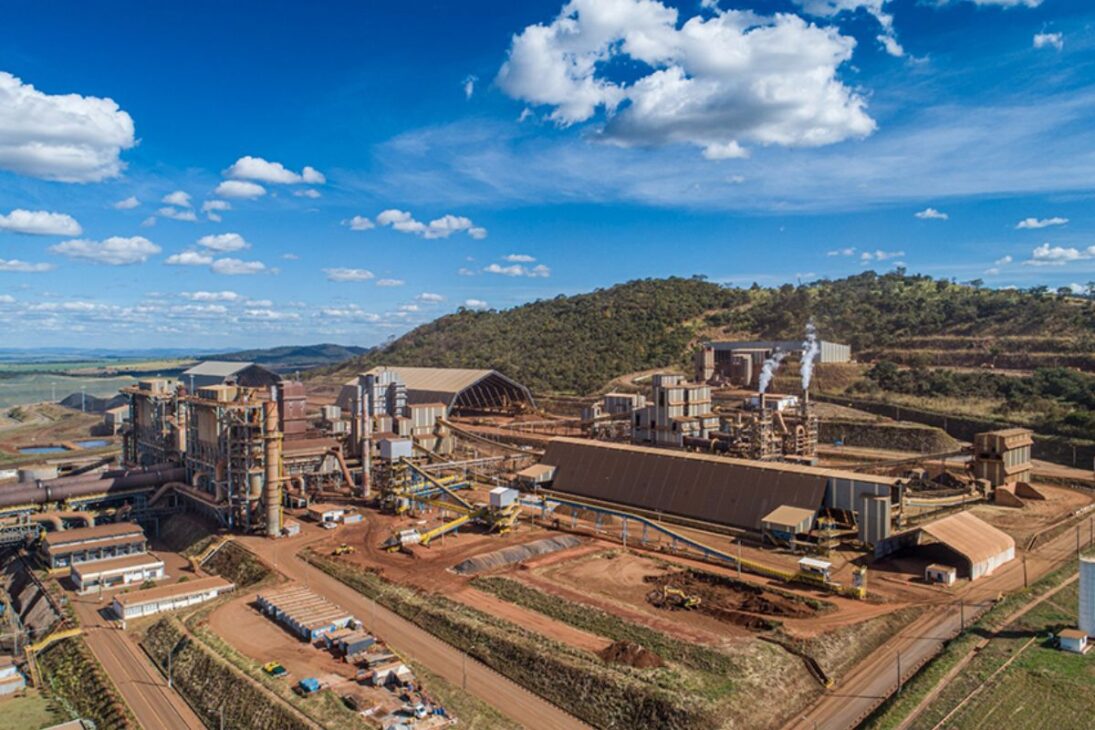 O negócio de US$ 1,7 bilhão pelas minas brasileiras de nióbio e fosfato que selou a disputa entre a expansão da chinesa CMOC e a retração da Anglo American