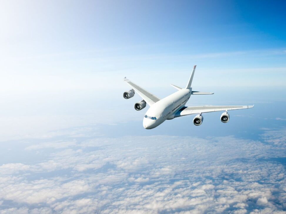 O pequeno triângulo preto na parede do avião, a marcação secreta que indica a janela do inspetor