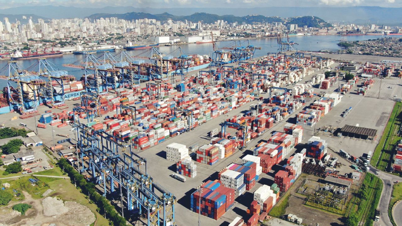 A infraestrutura do Porto de Santos é uma complexa engrenagem de terminais, rodovias e ferrovias que conecta a produção brasileira ao comércio global. Imagem: Porto de Santos.