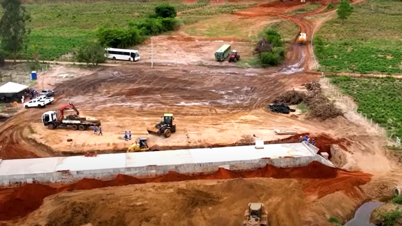 A construção da nova ferrovia entre Salvador e Feira de Santana, com obras previstas para começar nos próximos dois anos, promete ser um marco na infraestrutura e na mobilidade do estado da Bahia. Imagem: Canal do Construction Time