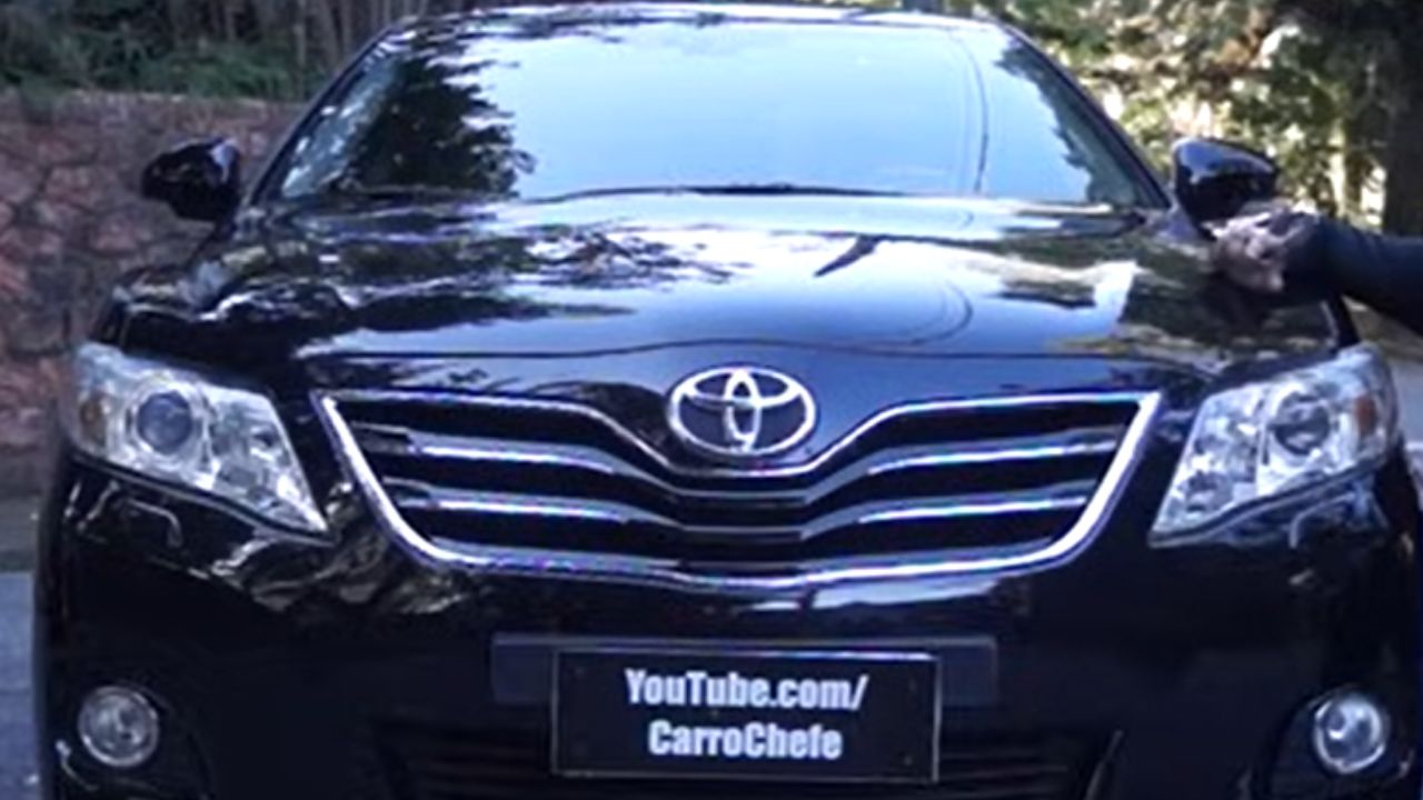 O design do Toyota Camry é intencionalmente sóbrio, conservador e discreto, o que esconde sua surpreendente performance V6 e é o principal motivo pelo qual ele foi esquecido pelo mercado e se tornou uma barganha secreta hoje.