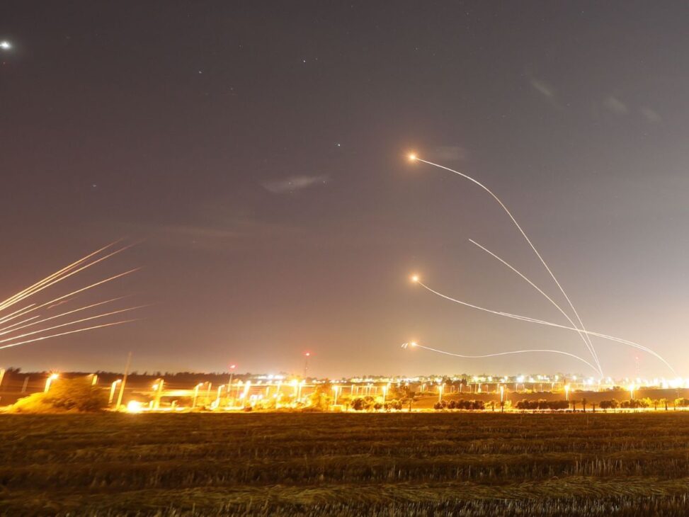 O sistema de defesa Domo de Ferro de Israel, que calcula a trajetória de foguetes e lança interceptadores em segundos