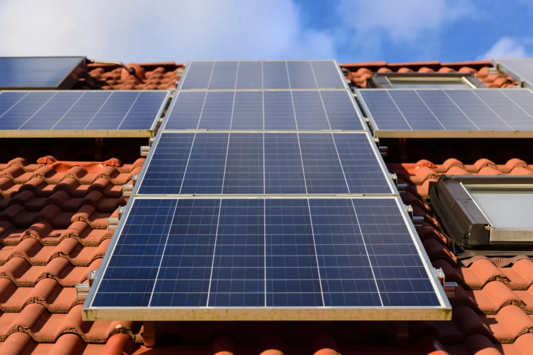 O sistema de placas solares para gerar 500 kWh, com cerca de 11 painéis de 450Wp e gerando a energia mensal para uma residência no Brasil