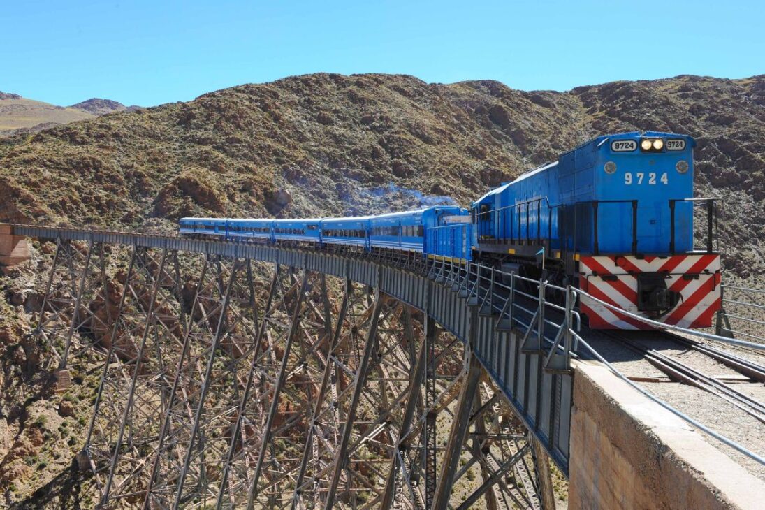 O trem para as nuvens: a linha férrea que sobe a 4.220 metros na Cordilheira dos Andes em viadutos espetaculares