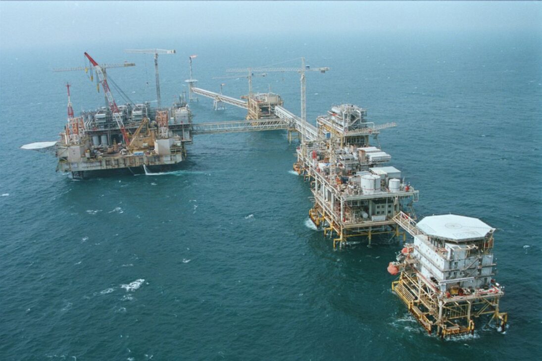 Os 37 bilhões de barris de petróleo do campo de Safaniya, a maior instalação offshore do mundo, que opera com centenas de plataformas interligadas