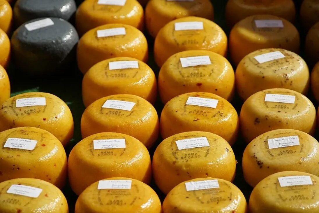 Os 600 milhões de quilos de queijo armazenados em minas subterrâneas para estabilizar o mercado de laticínios
